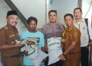 Bhabinkamtibmas Polsek Banggae Kawal Penyaluran Bantuan Pangan untuk 791 KK di Kelurahan Totoli