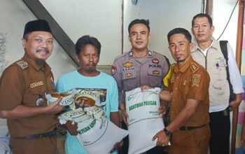 Bhabinkamtibmas Polsek Banggae Kawal Penyaluran Bantuan Pangan untuk 791 KK di Kelurahan Totoli
