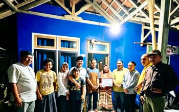 Rijal, M.I.Kom Kunjungi Korban Kebakaran di Sawarna Timur, Serahkan Bantuan dari Pemerintah dan Partai