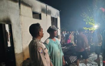 Bhabinkamtibmas Sigap Datangi TKP Kebakaran Rumah di Bulutaba, Kerugian Ditaksir Rp600 Juta