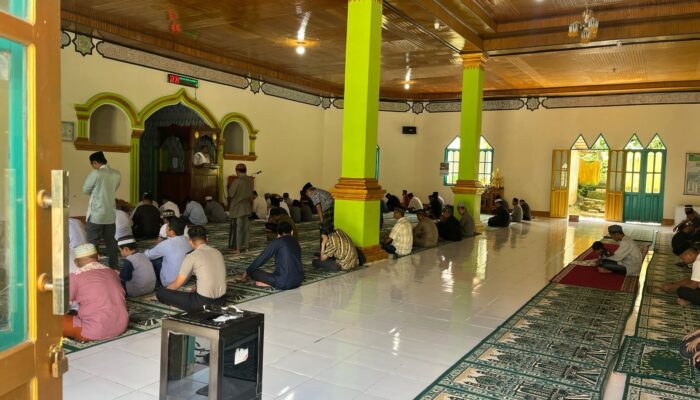 Polsek Mamasa Hadirkan Rasa Aman, Pengamanan Shalat Jumat di Masjid Nurul Imam Tatoa Berjalan Lancar