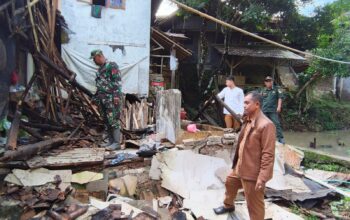 Hujan Lebat Dini Hari Sebabkan 3 Rumah Ambruk di Desa Cijengkol, Nilai Kerugian Belum Diketahui