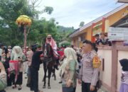 Meriah dan Aman, Bhabinkamtibmas Kawal Iring-Iringan Kuda Sayyang Pattuddu’ di Bambalamotu