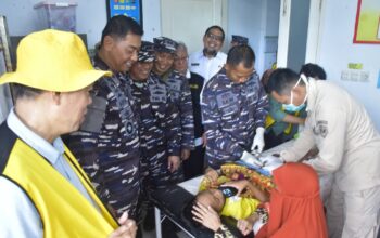 TNI AL Hadir di Tengah Rakyat, Ratusan Warga Pulau Kodingareng Lompo Antusias Ikuti Bakti Sosial dan Prolasi Kodaeral VI