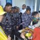 TNI AL Hadir di Tengah Rakyat, Ratusan Warga Pulau Kodingareng Lompo Antusias Ikuti Bakti Sosial dan Prolasi Kodaeral VI