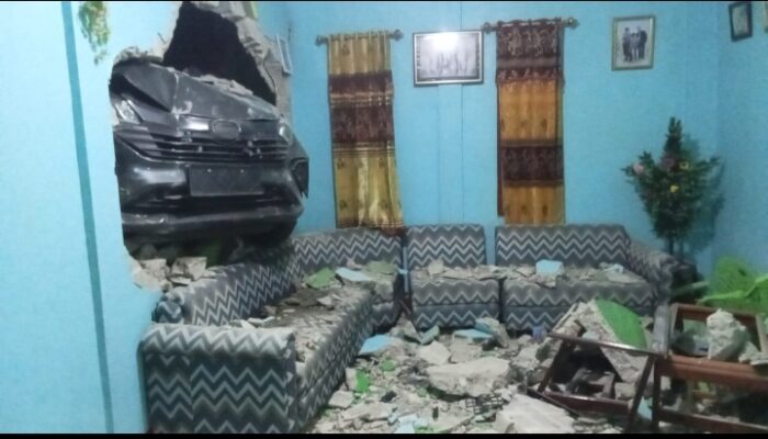 Avansa Travel Hantam Rumah Warga, Empat Orang Terluka