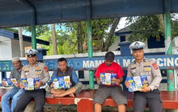 Ditlantas Polda Sulbar Perkuat Pemahaman Tertib Berlalu Lintas Lewat Pembagian Leaflet, Wujudkan Bulan Tertib Berkeselamatan