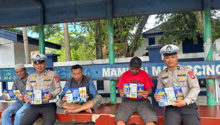 Ditlantas Polda Sulbar Perkuat Pemahaman Tertib Berlalu Lintas Lewat Pembagian Leaflet, Wujudkan Bulan Tertib Berkeselamatan