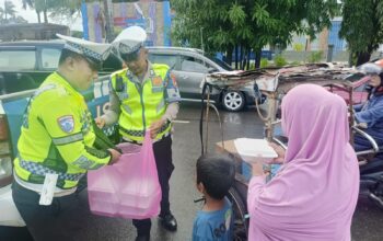 Jumat Berkah, Ditlantas Polda Sulbar Berbagi Makanan Gratis, Wujud Kepedulian Untuk Masyarakat