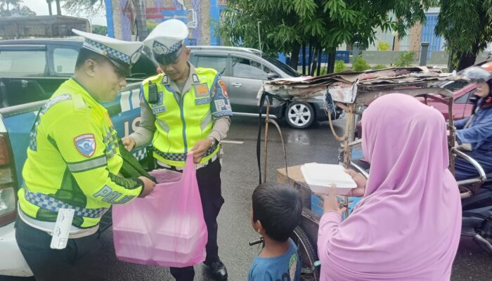 Jumat Berkah, Ditlantas Polda Sulbar Berbagi Makanan Gratis, Wujud Kepedulian Untuk Masyarakat