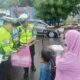Jumat Berkah, Ditlantas Polda Sulbar Berbagi Makanan Gratis, Wujud Kepedulian Untuk Masyarakat