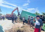 Dugaan Mengantuk, Truk Ekspedisi Masuk Parit di Pasangkayu, Bhabinkamtibmas Segera Turun Tangan