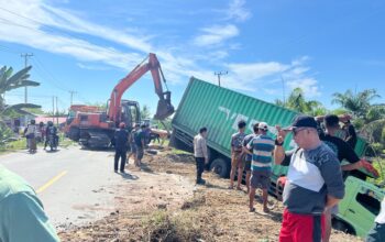 Dugaan Mengantuk, Truk Ekspedisi Masuk Parit di Pasangkayu, Bhabinkamtibmas Segera Turun Tangan