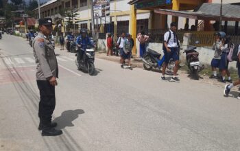 Strong Point Saat Jam Pulang Sekolah, Polsek Mamasa Pastikan Arus Lalu Lintas Aman dan Lancar