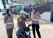 Polantas Menyapa: Pengendara Tertib di Mamuju Dapat Hadiah Sayuran Segar Hasil Kebun Ditlantas Polda Sulbar