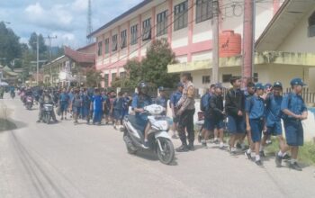 Personel Polsek Mamasa Laksanakan Strong Point Siang Hari, Arus Lalu Lintas Pulang Sekolah Tetap Lancar dan Kondusif