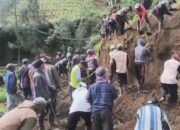 Koramil 0819/26 Tosari Bersama Warga Gotong Royong Siapkan Lokasi Pembangunan Jembatan