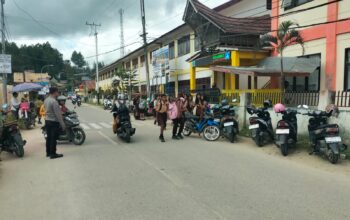 Wujudkan “School Safety”, Polsek Mamasa Gelar Strong Point Pengaturan Lalu Lintas Saat Jam Pulang Sekolah