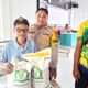 Bhabinkamtibmas Polsek Pamboang Kawal Penyaluran Bantuan Pangan, Warga Desa Adolang Dhua Terima Beras dan Minyak Goreng