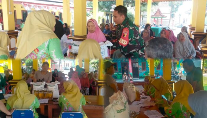 Pastikan Tepat Sasaran, Sertu Herman Romadhona Dampingi Distribusi Bantuan Pangan untuk Warga Pandaan