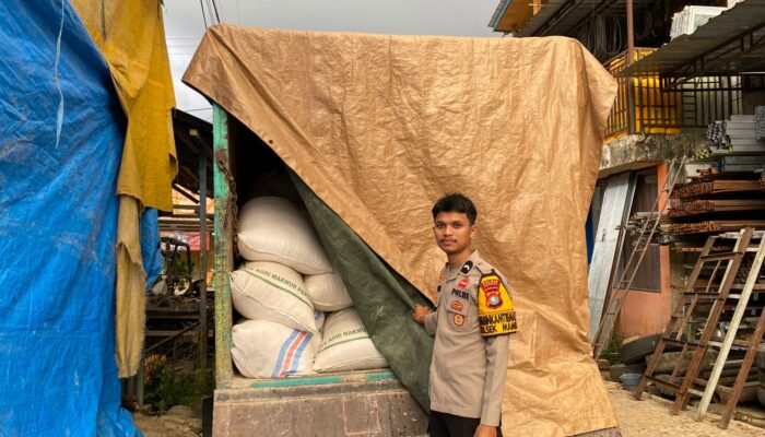 Dukung Ketahanan Pangan, Polsek Mambi Kawal Pengiriman 10 Ton Jagung ke Bulog Polewali