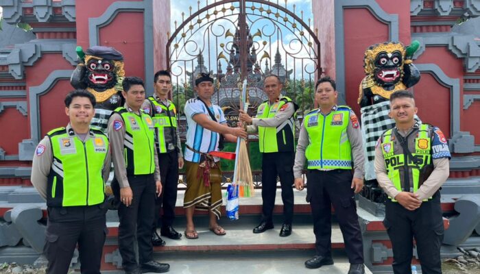 Polri untuk Masyarakat! Satlantas Pasangkayu Bersihkan Pura dan Pererat Toleransi Jelang Hari Bhayangkara ke-80