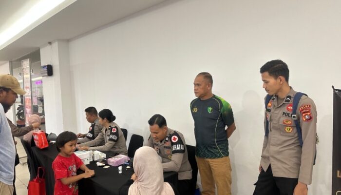 Sasar Pengunjung Mall Matos Mamuju, Biddokkes Polda Sulbar Gelar Bakti Kesehatan Gratis Sambut HUT Bhayangkara Ke 80
