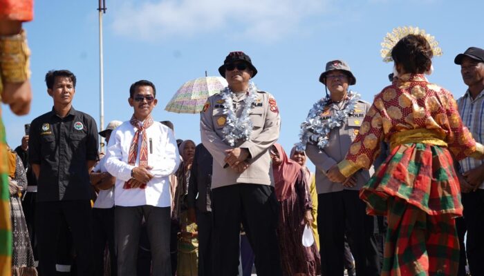Menembus Jauh ke Pesisir, Kapolda Sulbar Bawa Kebahagiaan dan Layanan Prima untuk Warga Pulau Ambo