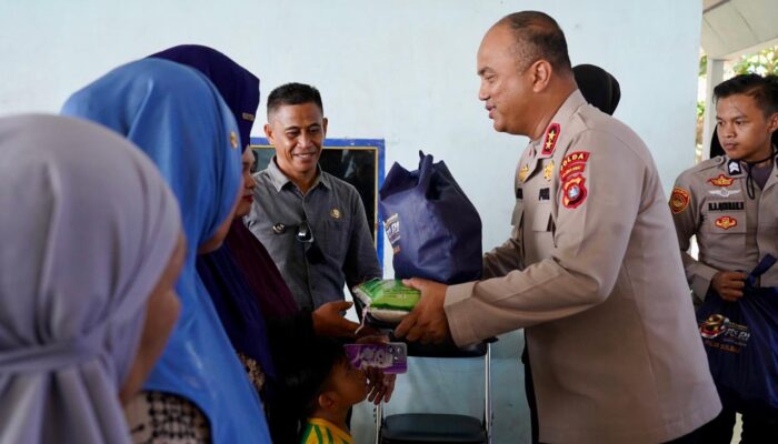 Di Pulau Terluar Mamuju, Kapolda Sulbar Datang Bagai Keluarga dan Bawa Kebahagiaan untuk Warga Pulau Ambo