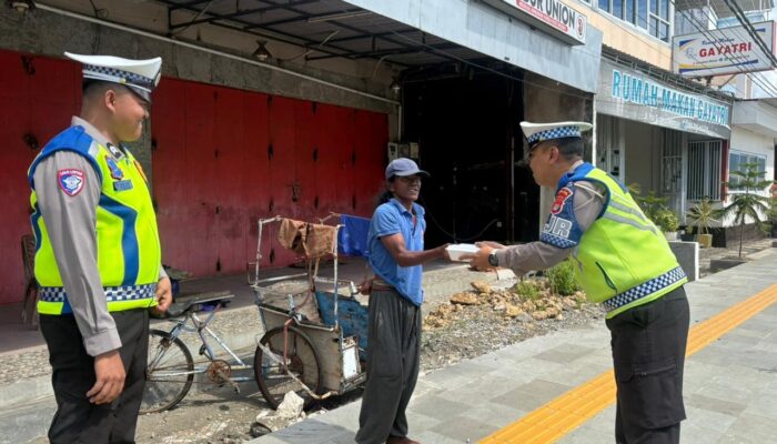Tebar Kebahagiaan di Hari Jumat, Ditlantas Polda Sulbar Bagikan Makanan Gratis untuk Pejuang Jalanan