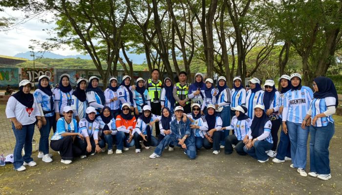 Tingkatkan Kesadaran Berlalu Lintas, Satlantas Polres Polman Sambangi Komunitas Senam SP