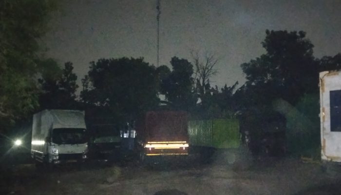 Diduga Truk Boks Bermodifikasi untuk Penimbunan Solar Ditemukan di Jalan Raya Narogong, Cileungsi, Kabupaten Bogor