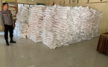 Kawal Bantuan Pangan Pemerintah, Bhabinkamtibmas Desa Bonra Pastikan Warga Terima Beras Sesuai Ketentuan