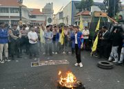 ANGGARAN DIPERTANYAKAN, AIR BERSIH MASIH SULIT: BEM-PMII GERUDUK PEMKOT PASURUAN DAN SEGEL KANTOR DPRD KOTA PASURUAN