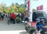 Bhabinkamtibmas Pantau Aktivitas Warga di SPBU Nunu, Cegah Antrean Semrawut dan Kemacetan