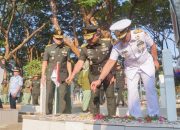 Peringati HUT Ke-81 TNI, Pejabat Utama Kodaeral VI Hadiri Ziarah Rombongan di TMP Panaikang Makassar