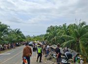 Polisi dan Warga Sigap Evakuasi Korban Bus Terperosok di Karossa