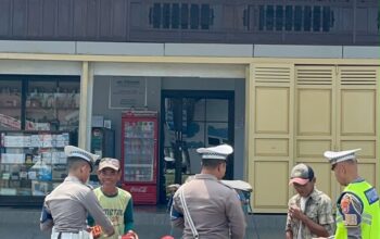 Jumat Penuh Berkah, Polantas Polda Sulbar Tebar Kebaikan, Hadir Membawa Harapan dan Senyum Warga