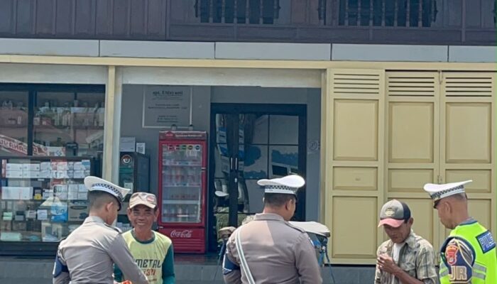 Jumat Penuh Berkah, Polantas Polda Sulbar Tebar Kebaikan, Hadir Membawa Harapan dan Senyum Warga