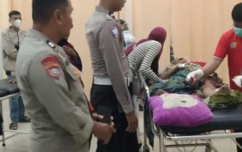Personel Polsek Urban Wonomulyo Tangani Kecelakaan di Jalan Poros Paredeang Polman