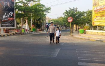 Amankan Aktivitas Pagi Pelajar, Polisi Atur Lalu Lintas di Depan SDN 001 Polewali