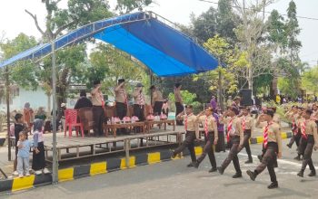 Kapolsek Polewali Pimpin Personel Amankan Lomba Gerak Jalan Pramuka Kwarcab Polman Tahun 2026