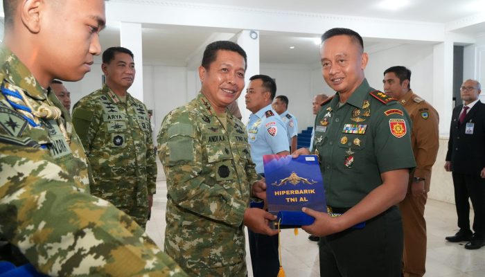 Peringati Hari Kesehatan TNI AL Tahun 2026, Dankodaeral VI Sematkan Brevet Kehormatan Kesehatan dan Penyelaman Hiperbarik 
