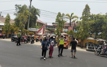Sat Lantas Polres Polman Atur Lalu Lintas Saat Jam Pulang Sekolah di SD Negeri 066 Pekkabata