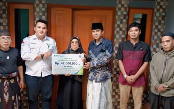 Bery Prasetya Dampingi Penyerahan Santunan JKM Rp42 Juta kepada Ahli Waris di Sukabumi
