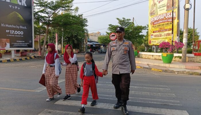 Polsek Polewali Berikan Pelayanan Pagi, Bantu Kelancaran Aktivitas di Depan Sekolah