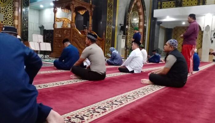 Subuh Keliling, Wakapolres Polman Edukasi Jamaah Masjid Syuhada tentang Bahaya Narkoba dan Penipuan Online