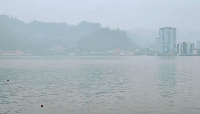 Kabut Asap Selimuti Jayapura, Sejumlah Penerbangan Tertunda dan Warga Diimbau Pakai Masker