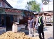 Cegah Gangguan Lalu Lintas, Unit Kamsel Polres Pasangkayu Imbau Warga Tidak Menaruh Material Bangunan di Bahu Jalan